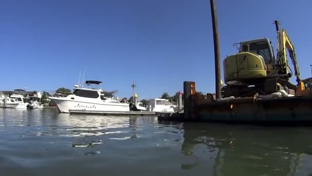 Barcaza con Tierra Mover — Vídeo de stock