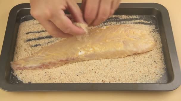 Crumbing fisk med ströbröd — Stockvideo