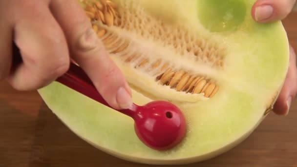 Honeydew kavun topları yuvarlıyorsan — Stok video