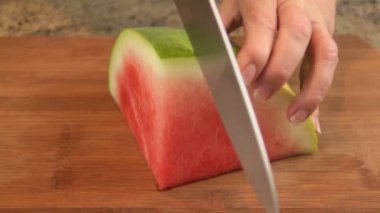 Bıçak ile karpuz Dilimleme