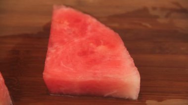 Bıçak ile karpuz Dilimleme