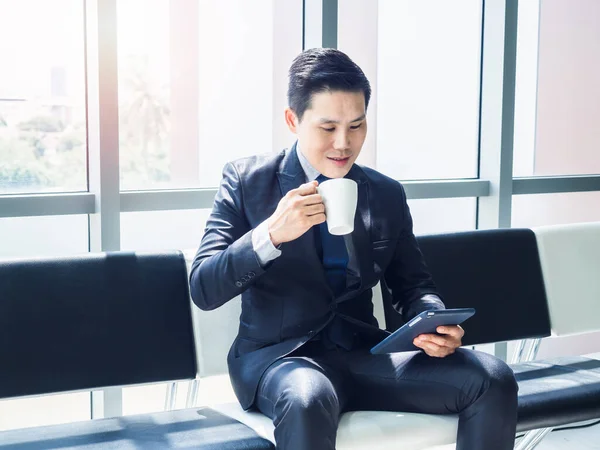 Good Looking Asian Businessman Suit Watching Tablet His Hand Drinking — Stock Photo, Image
