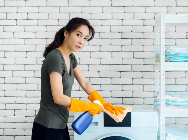 Gyönyörű Ázsiai Háziasszony Visel Narancssárga Védő Gumikesztyű Segítségével Tisztább Spray — Stock Fotó