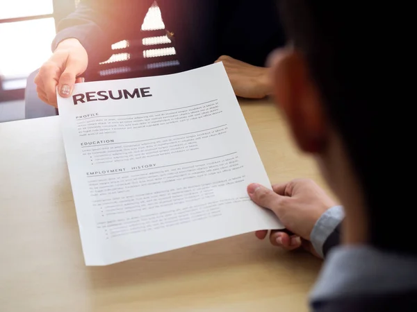 Reanudar Papel Mano Del Solicitante Traje Dando Curriculum Vitae Empleador —  Fotos de Stock