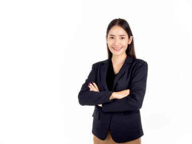 Siyah takım elbiseli, gülümseyen, kollarını kavuşturup beyaz arka planda izole edilmiş fotokopi çekilen kameraya bakan, kendine güvenen Asyalı genç bir iş kadını..