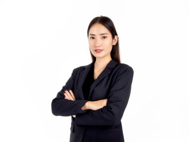 Siyah takım elbiseli, gülümseyen, kollarını kavuşturmuş beyaz arka planda izole edilmiş kameraya bakan, kendine güvenen Asyalı genç bir iş kadını..