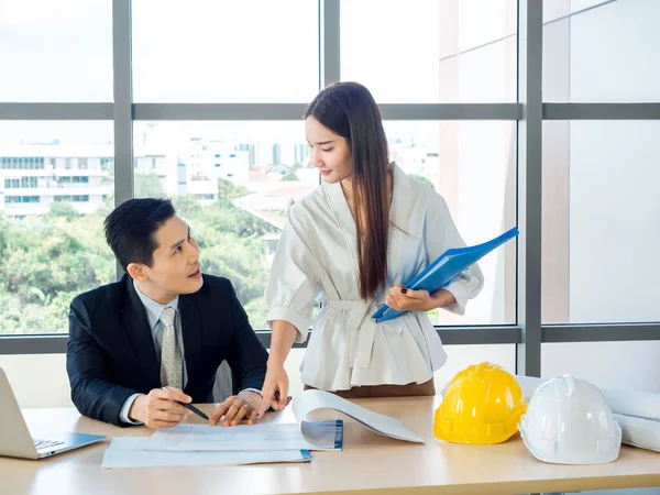 Arquitecto Jefe Asiático Ingeniero Traje Secretaria Joven Discuten Plano Con — Foto de Stock