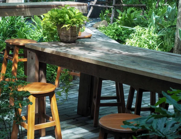 Mesa Madera Vieja Vacía Con Sillas Bajo Sombra Del Árbol — Foto de Stock