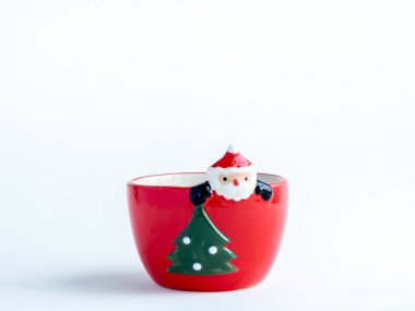 Noel nesnesi kavramı, boş kırmızı Noel Baba saksısı ve beyaz arka planda izole edilmiş noel ağacı ve fotokopi alanı..