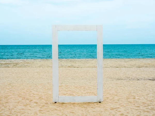 白色的空白木制框架 能透过海景 大海和蓝天背景 风格简约 — 图库照片