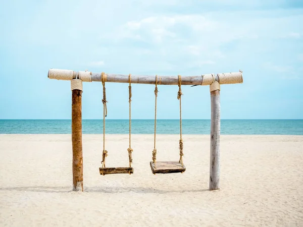 Sedile Legno Vuoto Con Doppia Altalena Sulla Spiaggia Sfondo Marino — Foto Stock