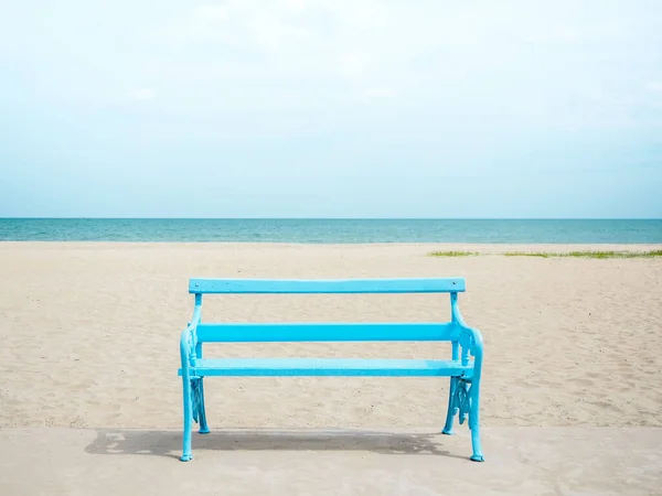 清澈的浅蓝色木制长椅 在海滩上的海景 大海和蓝天的背景 最小的风格与复印空间 — 图库照片