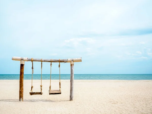 Sedile Doppio Legno Vuoto Sulla Spiaggia Sfondo Marino Sabbia Mare — Foto Stock