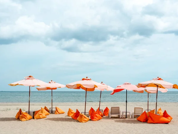 Orangefarbene Sonnenschirme Und Bean Bag Stühle Sandstrand Auf Blauem Himmel — Stockfoto