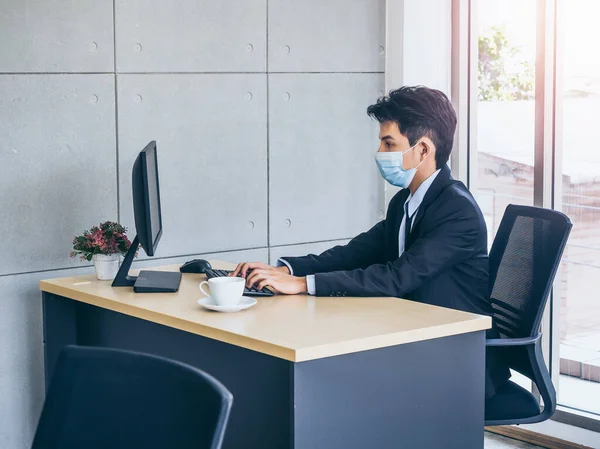 Jovem Bonito Empresário Asiático Terno Usando Máscara Protetora Trabalhando Computador — Fotografia de Stock