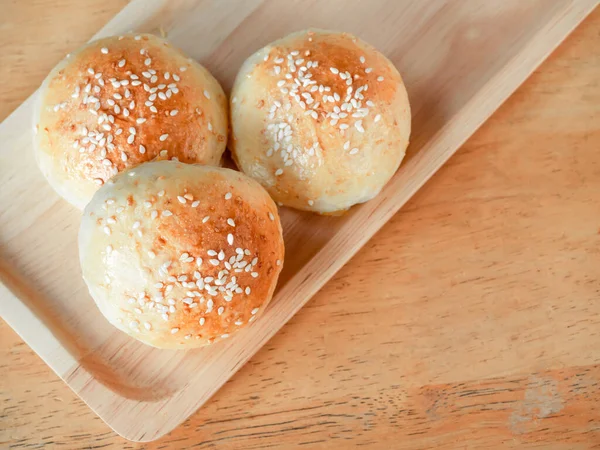 Verse Zelfgemaakte Hamburgerbroodjes Met Wit Sesamzaad Kleine Houten Dienblad Houten — Stockfoto