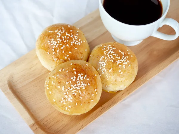 Frische Hausgemachte Burgerbrötchen Mit Weißem Sesam Auf Einem Kleinen Holztablett — Stockfoto