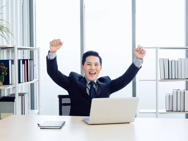 Ευτυχισμένος Όμορφος Ασιάτης Επιχειρηματίας Κοστούμι Χέρια Ψηλά Και Χαμογελώντας Επιτυχία — Φωτογραφία Αρχείου