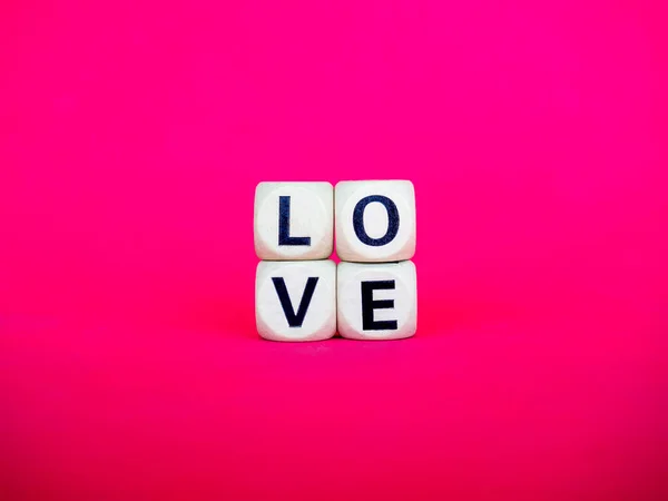 Love Woord Geschreven Hout Blok Roze Rode Achtergrond Minimale Stijl — Stockfoto