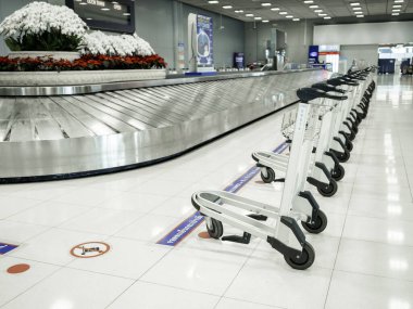 Bangkok, Tayland - 15 Aralık 2020; Covid-19 veya Coronavirus salgını sırasında Suvarnabhumi havaalanındaki varış terminalinde boş bagaj vagonları veya bagaj vagonları.