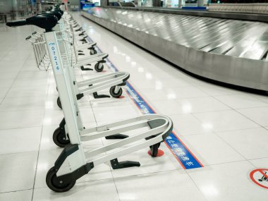 Bangkok, Tayland - 15 Aralık 2020; Covid-19 veya Coronavirus salgını sırasında Suvarnabhumi havaalanındaki varış terminalinde boş bagaj vagonları veya bagaj vagonları.