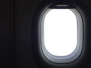 Uçak, beyaz boşluğu olan uçak penceresi. Ticari uçağın yolcu koltuğundan pencere manzarası, kopyalama alanı olan karanlık yolcu kabini..