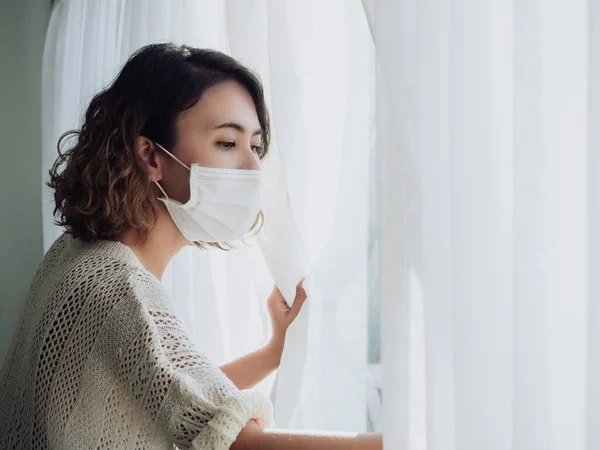 Mooie Eenzame Aziatische Vrouw Met Medisch Gezichtsmasker Kijkend Uit Het — Stockfoto