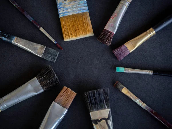 Varios Pinceles Artista Usados Muchos Tamaños Organizan Círculo Aislado Sobre — Foto de Stock