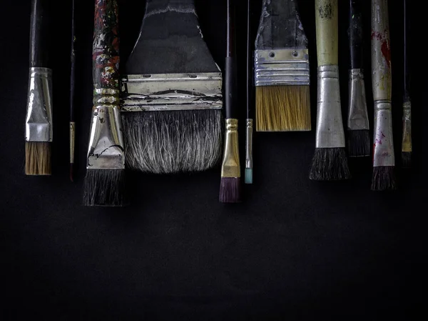 Vários Pincéis Pintura Usados Artista Muitos Tamanho Isolado Fundo Escuro — Fotografia de Stock