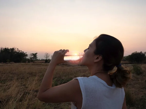 Азійська Жінка Воду Пластикової Пляшки Після Занять Вечірнє Літо Прекрасному — стокове фото