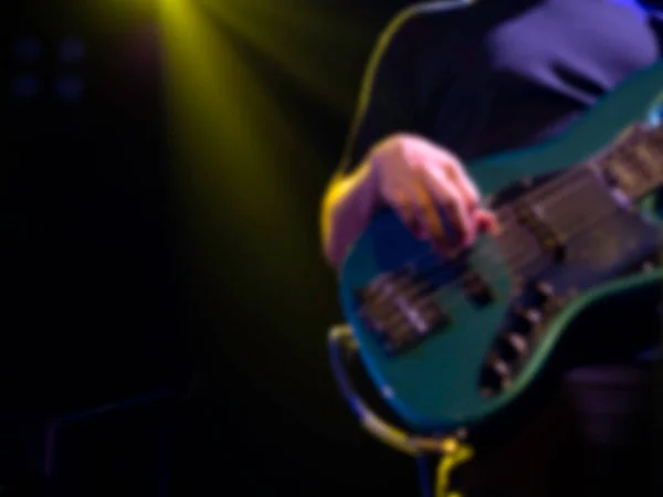 Homem Músico Asiático Desfocado Guitarrista Baixo Tocando Baixo Solo Palco — Fotografia de Stock