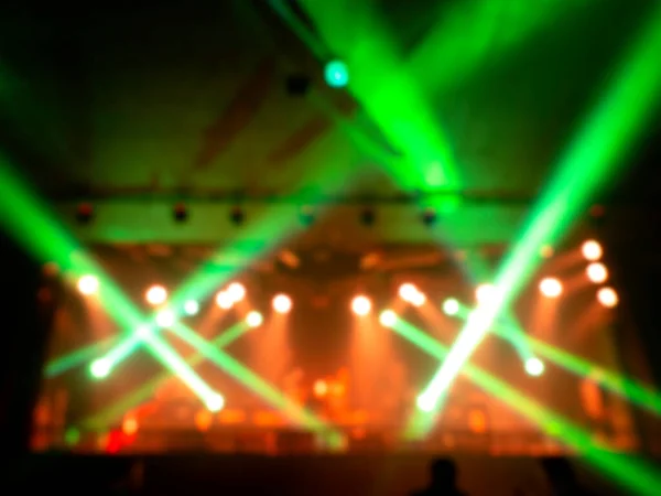 ステージ上のカラフルなビームとレーザー光線とステージライトコンサートの背景をぼやけている エンターテイメントショーの照明を専用 — ストック写真