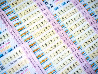 27 Şubat 2020 - Nakhon Sawan, Tayland: Dükkanda satılık birçok rakamla birlikte yakın plan Tayland piyango biletleri.