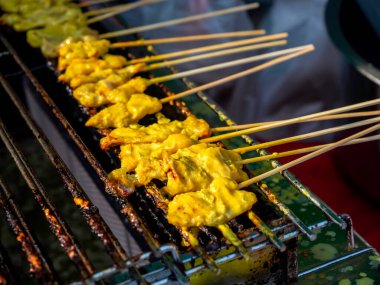 Fırında ızgara domuz pirzolası. Bir sıra ızgara domuz rostosu ya da kızarmış domuz eti, Tayland usulü sokak yemeği..