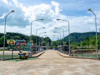 14 Eylül 2020 - Koh Yao Noi, Phang Nga, Tayland: Rıhtımda Koh Yao Noi 'ye gelen turistlere hoş geldin tabelası.