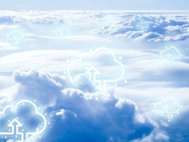 Bulut bilgisayar teknolojisi konsepti. Gökyüzü zemininde yukarı ve aşağı okları olan dijital depolama simgeleri. Veri ağı çevrimiçi sunucu teknolojisi kavramı.