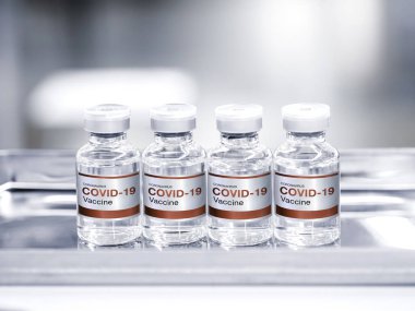 Covid-19 aşısı. Modern kırmızı etiketli Covid-19 aşısını laboratuardaki masada denenen dört şişe ilaç şişesine kapatın. Coronavirüs aşısının geliştirilmesi ve yaratılması.