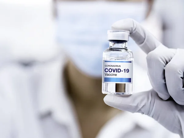 Covid Aşısı Laboratuvarda Eldiven Takan Bir Bilim Adamı Doktorun Şişe — Stok fotoğraf