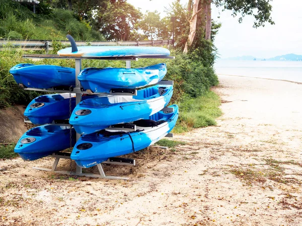 Шість Синіх Каяків Дошка Серфінгу Зберігаються Відкритих Стійках Піщаному Пляжі — стокове фото