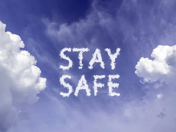 安全な概念を維持する 白いふわふわの雲のメッセージ 安全滞在 と青空の背景 ポスター Covid 19またはコロナウイルスパンデミック予防のためのソーシャルメディアキャンペーンのバナー — ストック写真