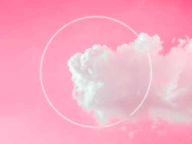 Boş dairesel beyaz, parlak ışık çerçevesi, rüya gibi kabarık bulutların üzerinde, estetik pembe neon gökyüzü arkaplanlı. Kopya alanı ile soyut doğal lüks arkaplan.