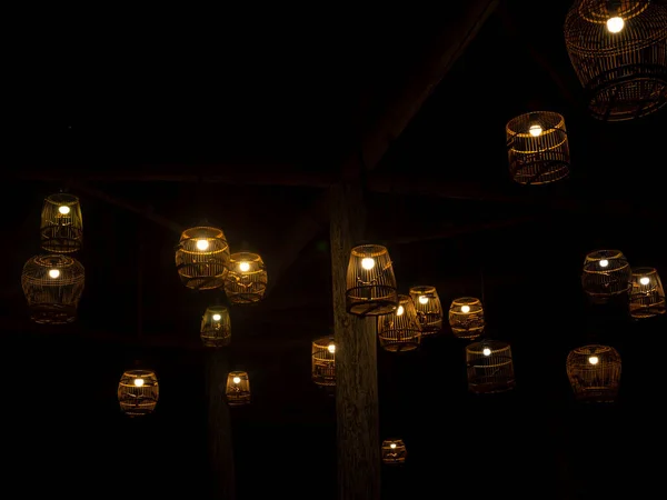 Belo Grupo Vime Teto Bambu Tecer Lâmpada Brilhando Escuro Muitos — Fotografia de Stock