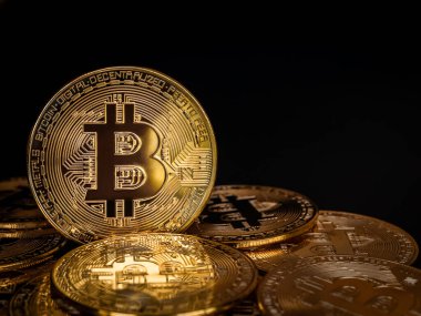 Bitcoin teknolojisi geçmişi. Koyu arka plandaki altın bitcoin 'i kopyalama alanı, kripto para yatırımı konseptiyle kapatın. Dijital gelecek para birimi finansal geçmişi.
