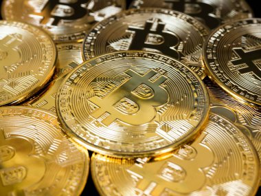 Bitcoin teknolojisi geçmişi. Koyu arka plandaki altın bitcoin yığınını fotokopi alanı ve kripto para yatırımı konseptiyle kapatın. Dijital gelecek para birimi finansal geçmişi.