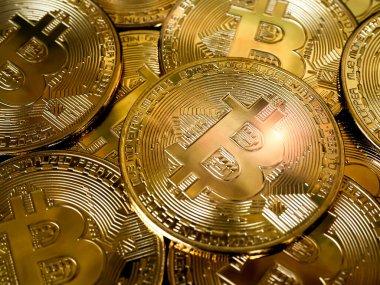 Bitcoin teknolojisi geçmişi. Koyu arka plandaki altın bitcoin yığınını fotokopi alanı ve kripto para yatırımı konseptiyle kapatın. Dijital gelecek para birimi finansal geçmişi.
