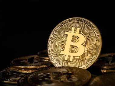 Bitcoin teknolojisi geçmişi. Koyu arka plandaki altın bitcoin 'i kopyalama alanı, kripto para yatırımı konseptiyle kapatın. Dijital gelecek para birimi finansal geçmişi.