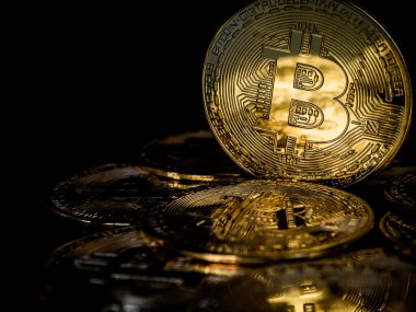 Bitcoin teknolojisi geçmişi. Koyu arka plandaki altın bitcoin 'i kopyalama alanı, kripto para yatırımı konseptiyle kapatın. Dijital gelecek para birimi finansal geçmişi.