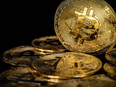 Bitcoin teknolojisi geçmişi. Koyu arkaplanda fotokopi alanı olan parlak altın bitcoin. Kripto para birimi yatırım konsepti. Dijital gelecek para birimi finansal geçmişi.