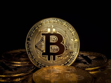 Bitcoin teknolojisi geçmişi. Altın Bitcoin, kripto para yatırımı konsepti. Dijital gelecek para birimi finansal geçmişi.