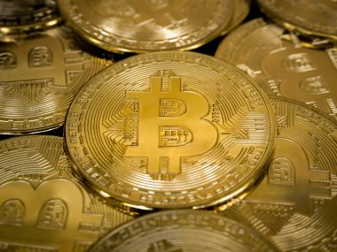 Bitcoin teknolojisi geçmişi. Koyu arka plandaki altın bitcoin yığınını fotokopi alanı ve kripto para yatırımı konseptiyle kapatın. Dijital gelecek para birimi finansal geçmişi.